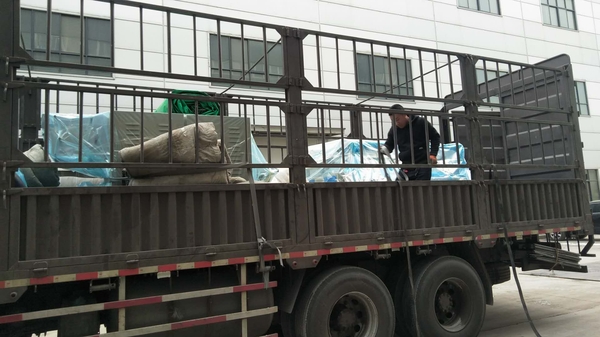 發(fā)往黑龍江的自動(dòng)抽芯包紙繃帶打卷機(jī)、紗布分切機(jī)、紗布折疊機(jī)